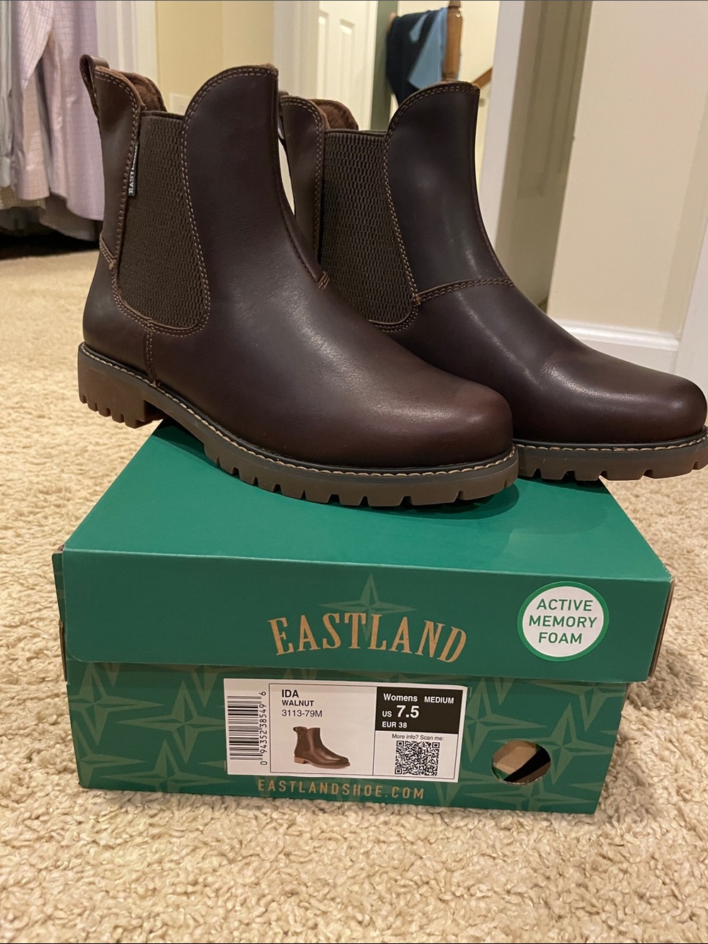 NIB— Eastland Ida Chelsea Boots in Walnut Brown size 7.5